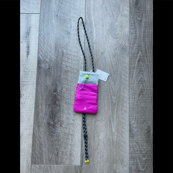 Lululemon Play Forward Crossbody Pouch in Vapor/Highlight Purple/Intense Teal - Picture 1 of 5